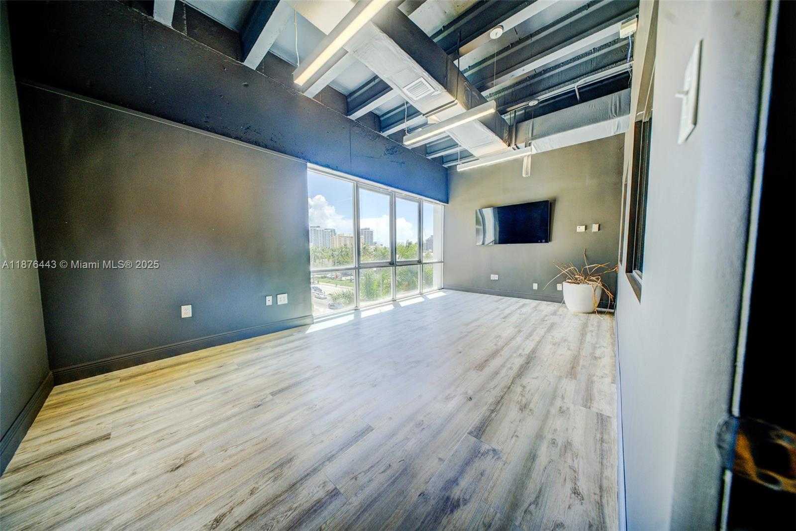 Small Image of 4100 PINE TREE DR, Miami Beach Number 9