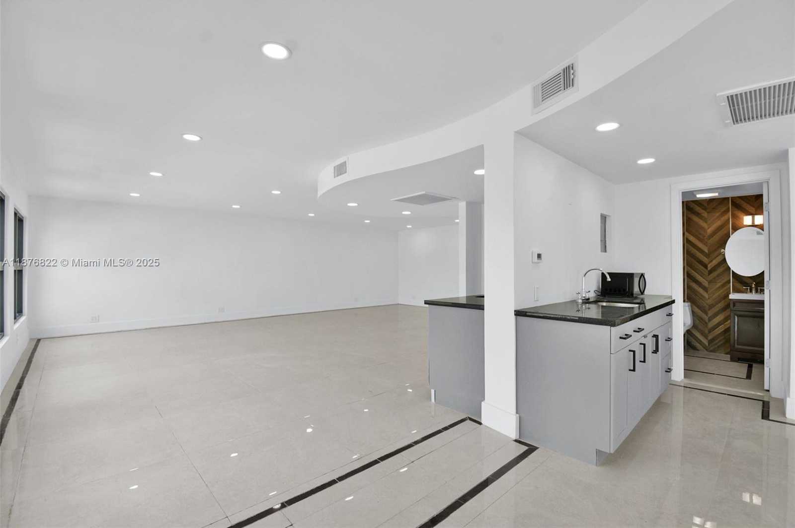 Small Image of 2990 GRIFFIN RD, Dania Beach Number 23