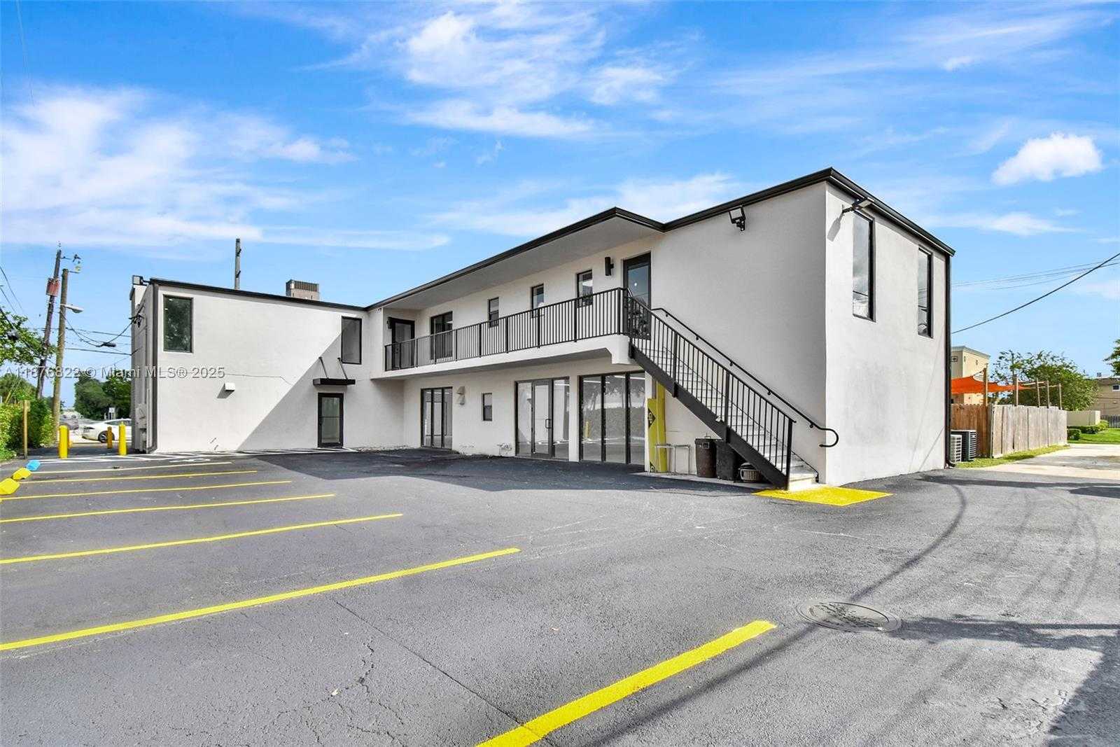 Small Image of 2990 GRIFFIN RD, Dania Beach Number 5