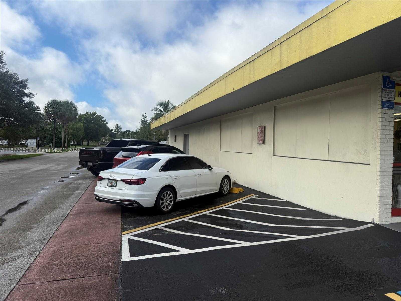 Small Image of 6140 HOLLYWOOD BLVD, Hollywood Number 3