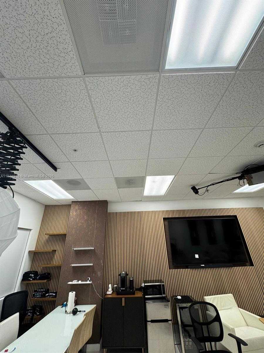 Small Image of 20200 WEST DIXIE HWY 801 HWY, Miami Number 14