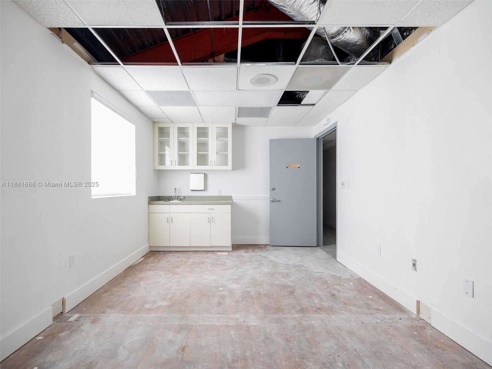Small Image of 2665 EXECUTIVE PARK DR, Weston Number 9