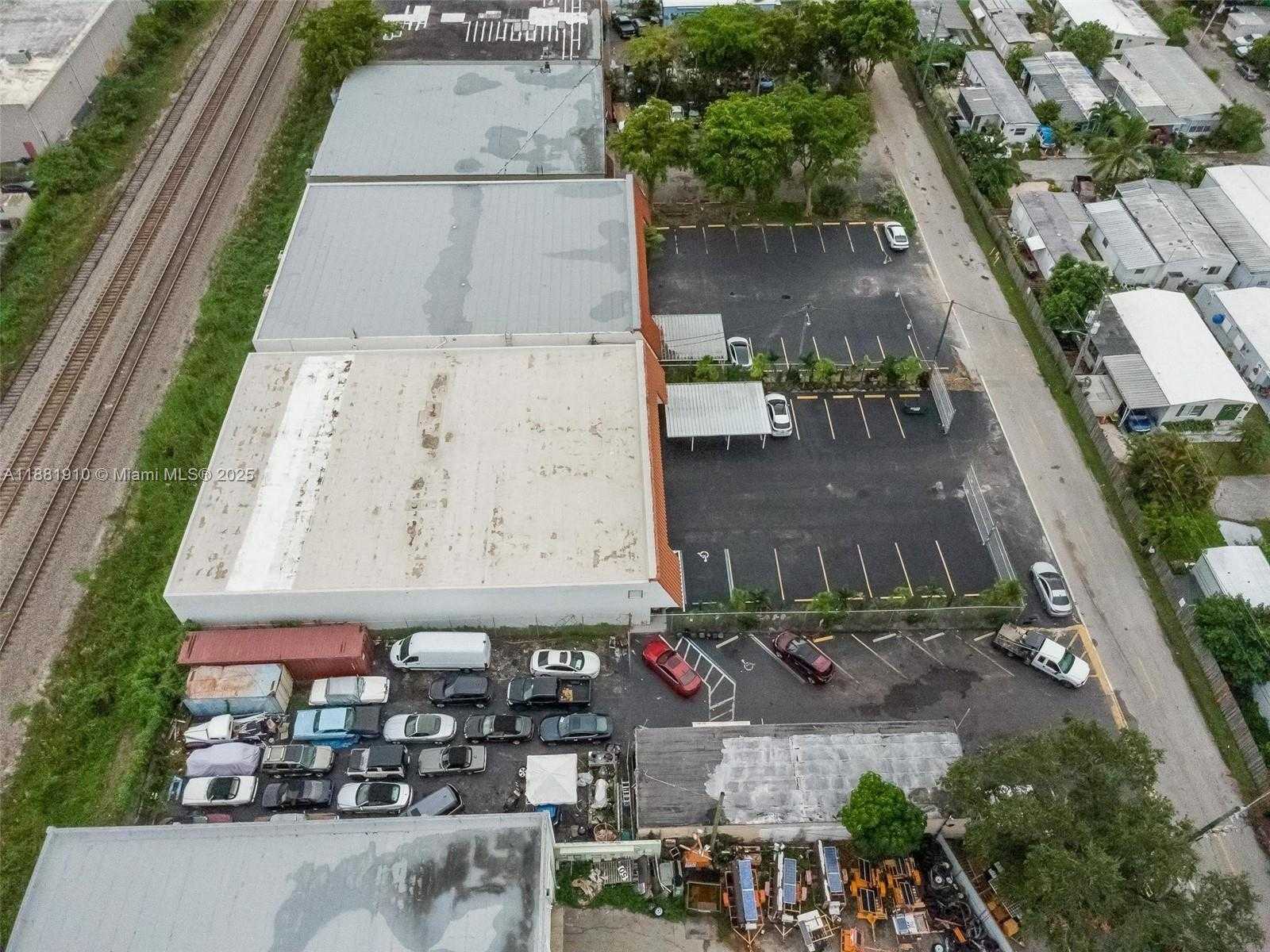 Small Image of 2111 JOHN P LYONS LN, Pembroke Park Number 23