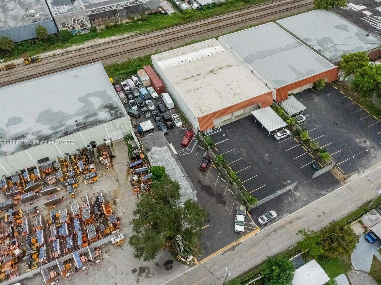 Small Image of 2111 JOHN P LYONS LN, Pembroke Park Number 24
