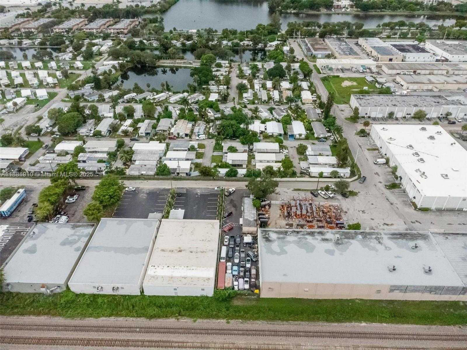 Small Image of 2111 JOHN P LYONS LN, Pembroke Park Number 27