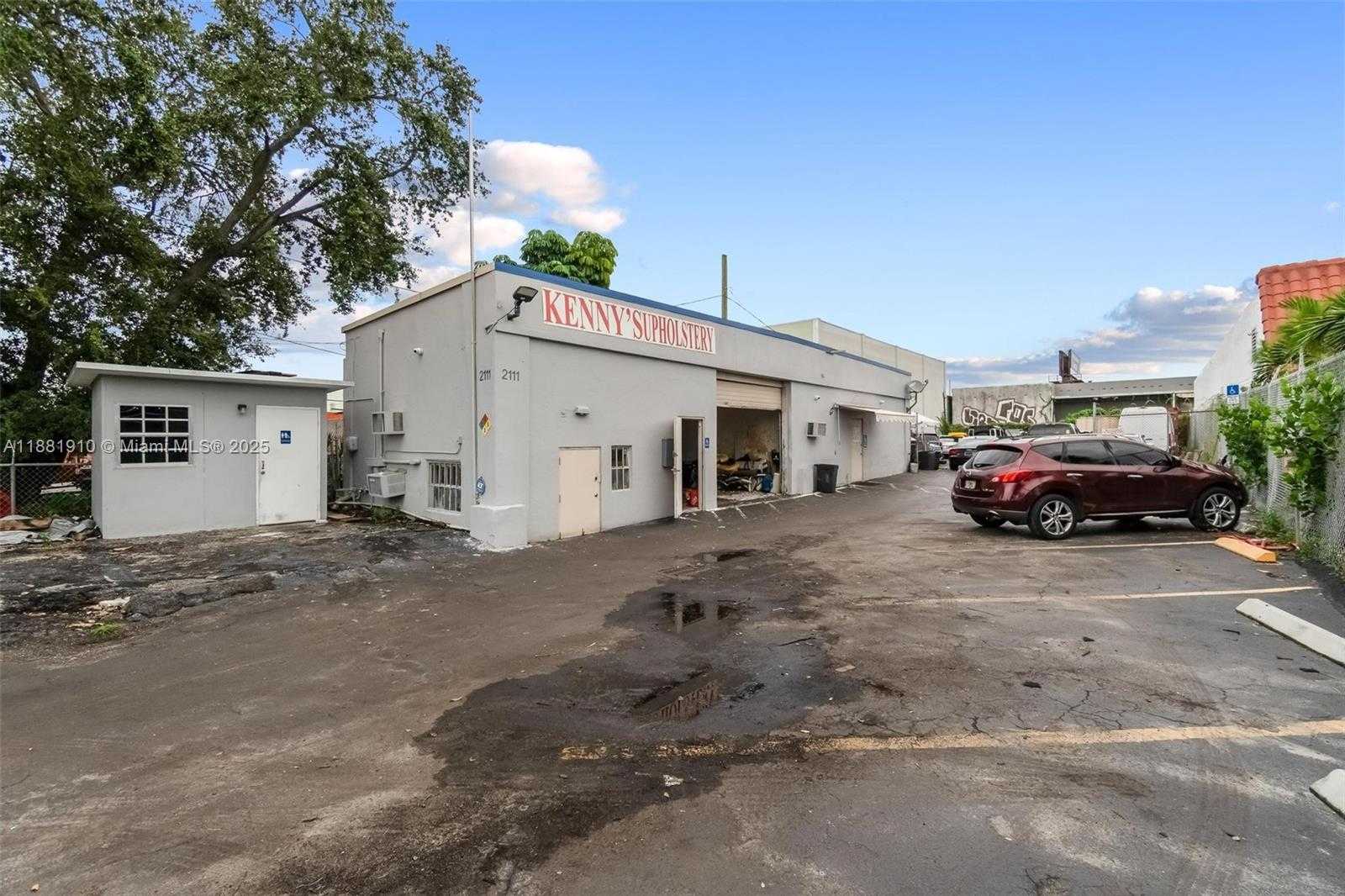 Small Image of 2111 JOHN P LYONS LN, Pembroke Park Number 3