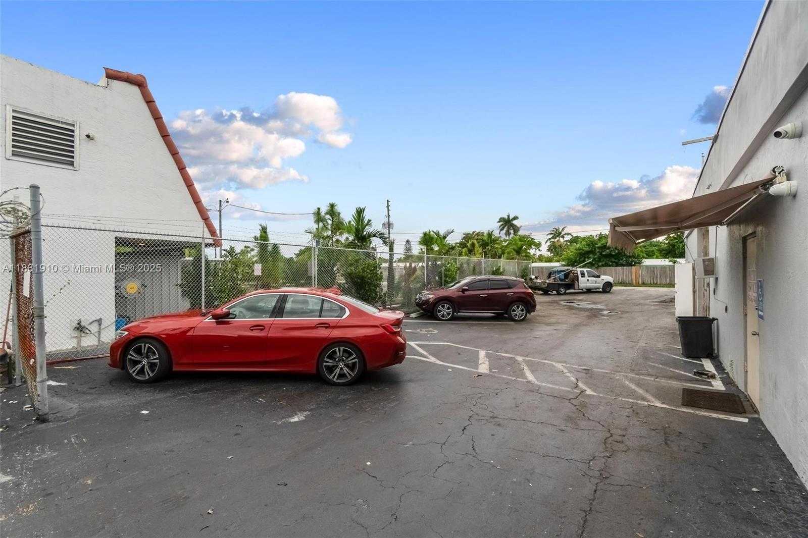Small Image of 2111 JOHN P LYONS LN, Pembroke Park Number 33
