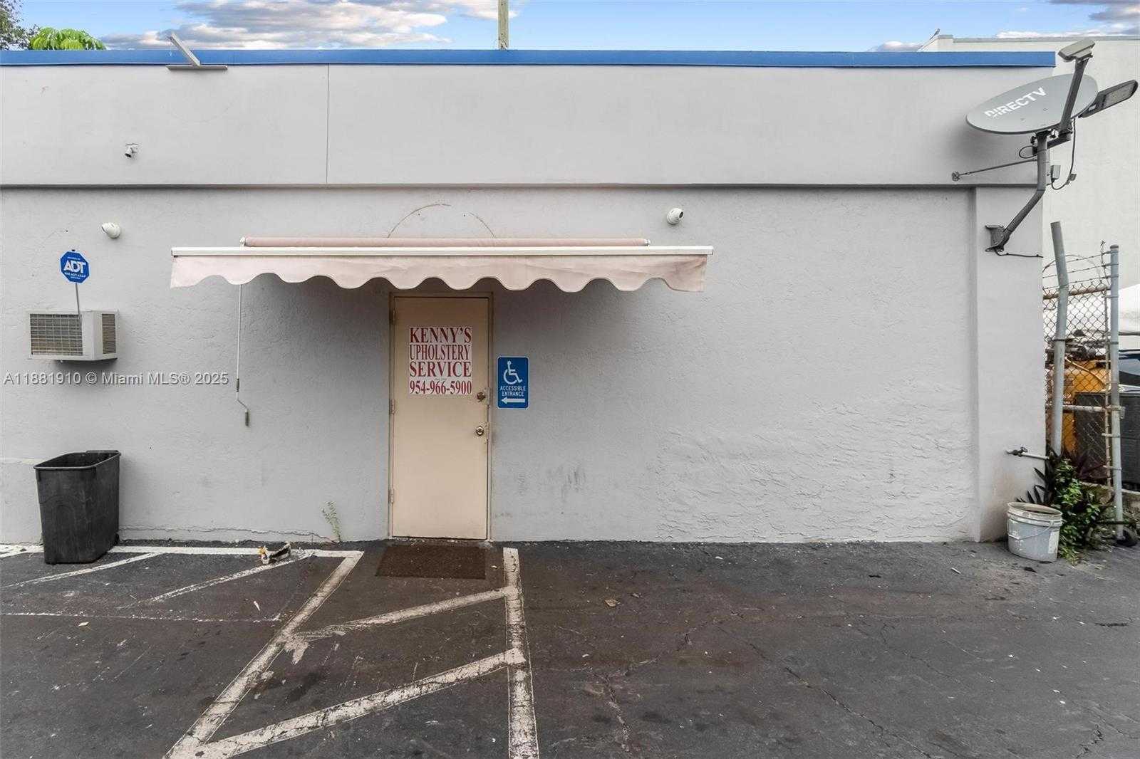 Small Image of 2111 JOHN P LYONS LN, Pembroke Park Number 5