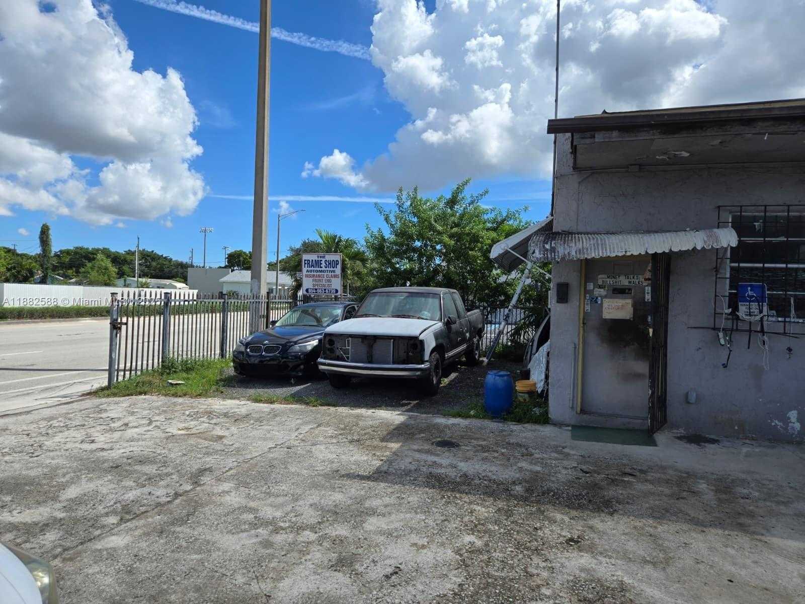 Small Image of 5314 PEMBROKE RD, West Park Number 10
