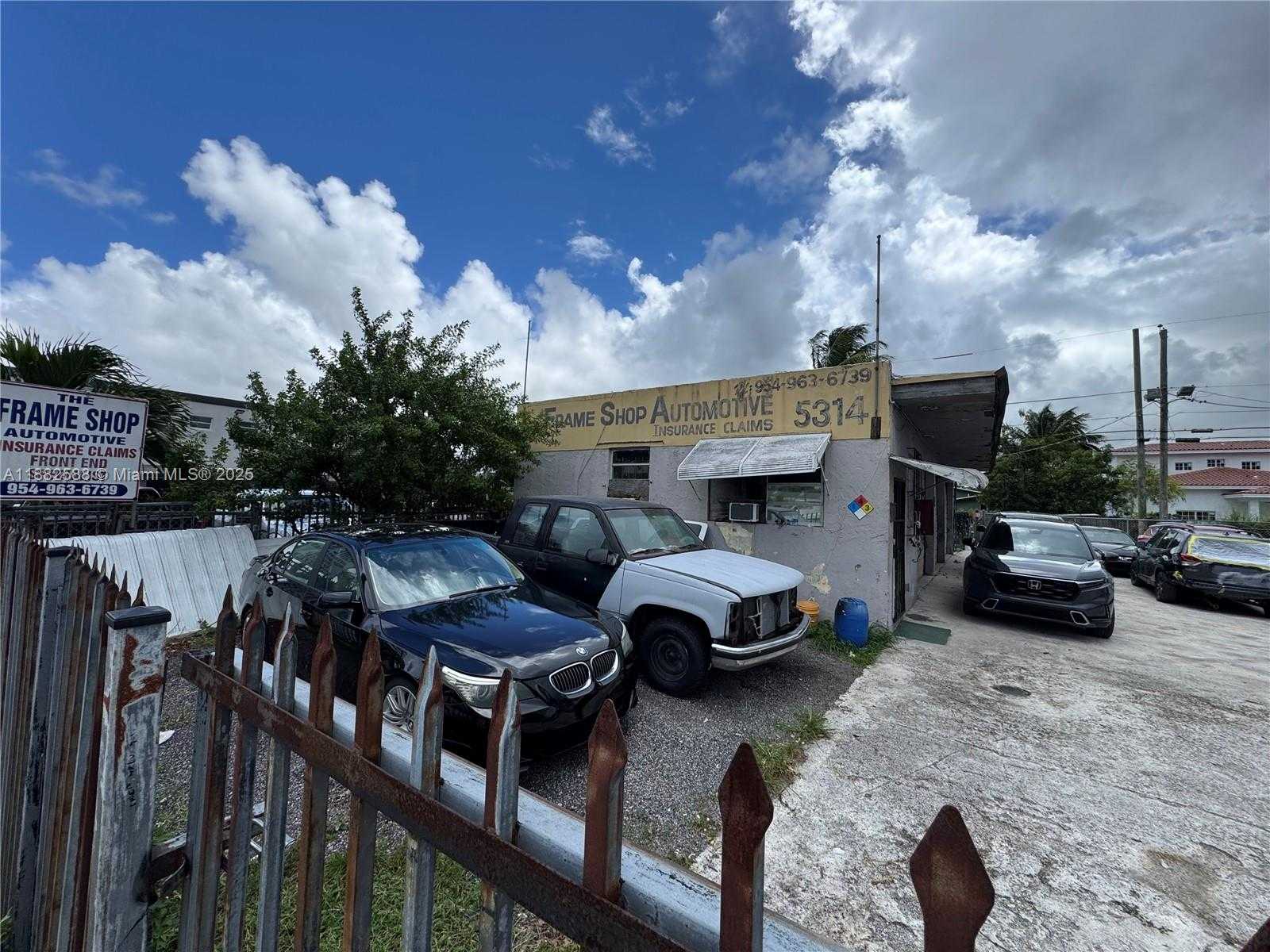 Small Image of 5314 PEMBROKE RD, West Park Number 15