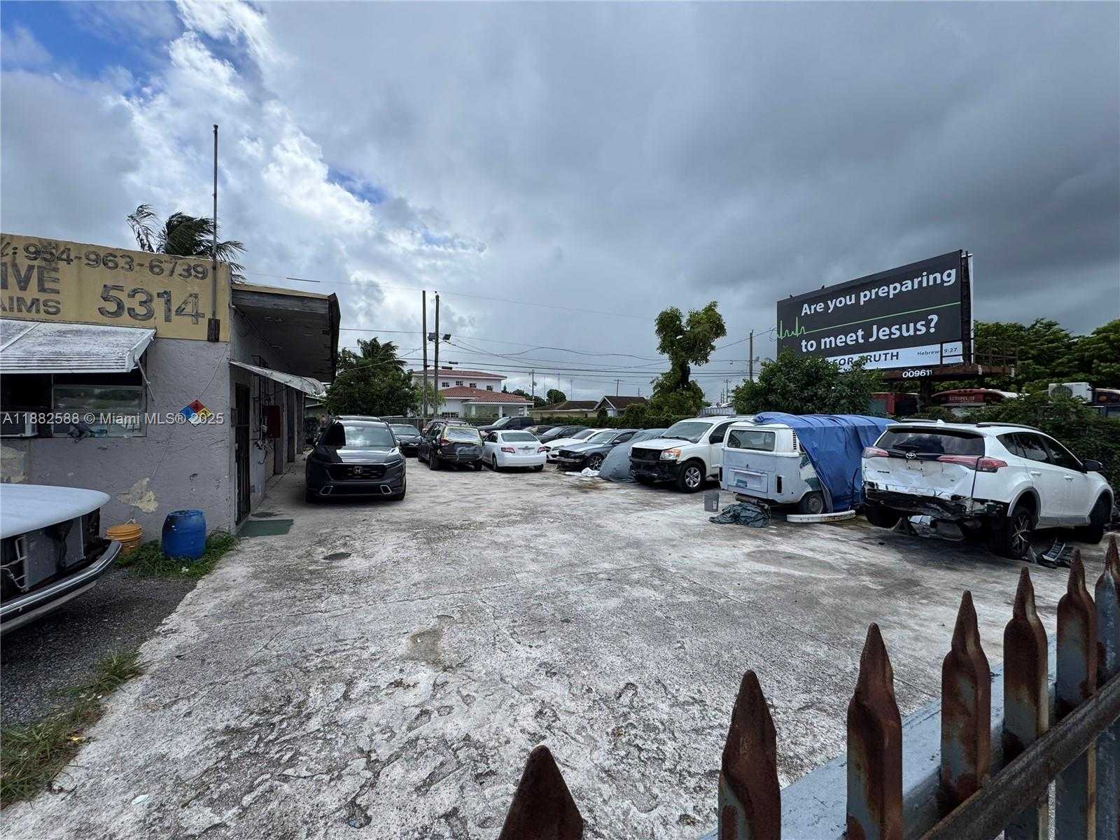 Small Image of 5314 PEMBROKE RD, West Park Number 16