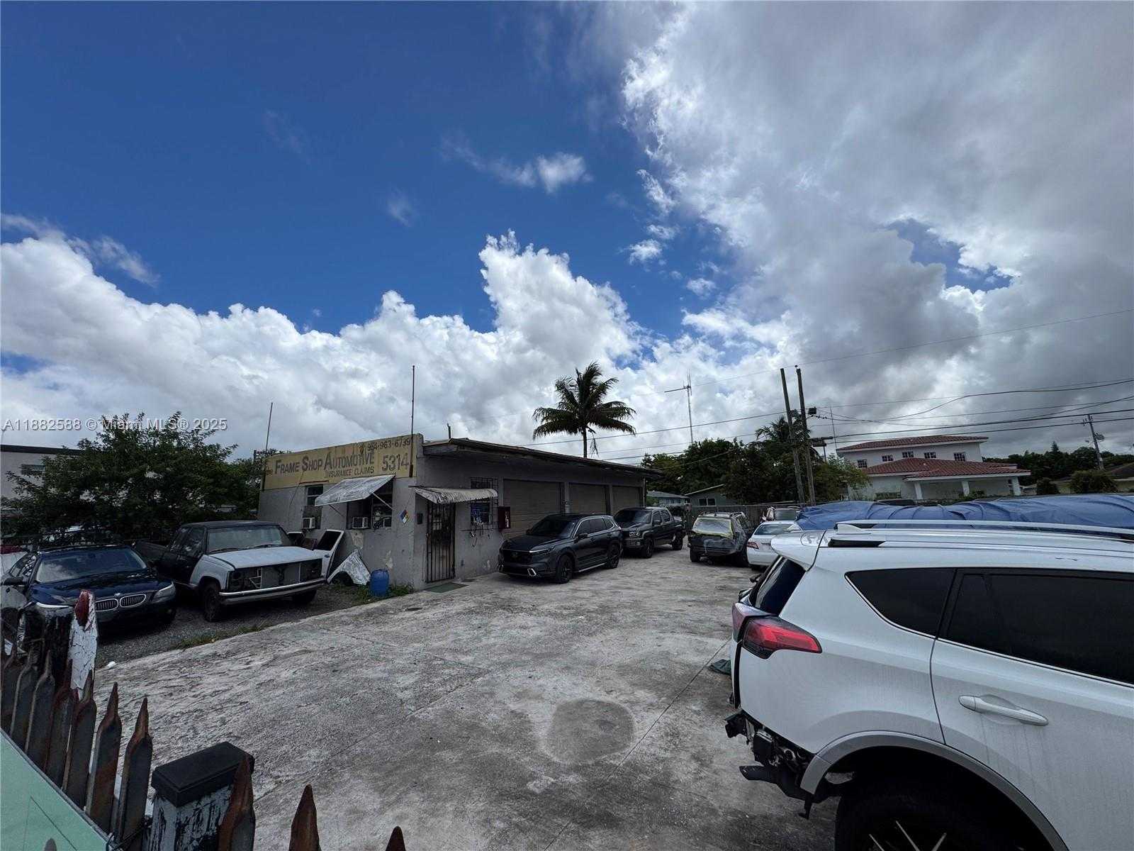 Small Image of 5314 PEMBROKE RD, West Park Number 17