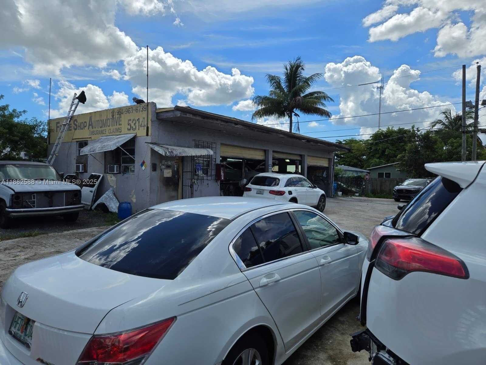 Small Image of 5314 PEMBROKE RD, West Park Number 2