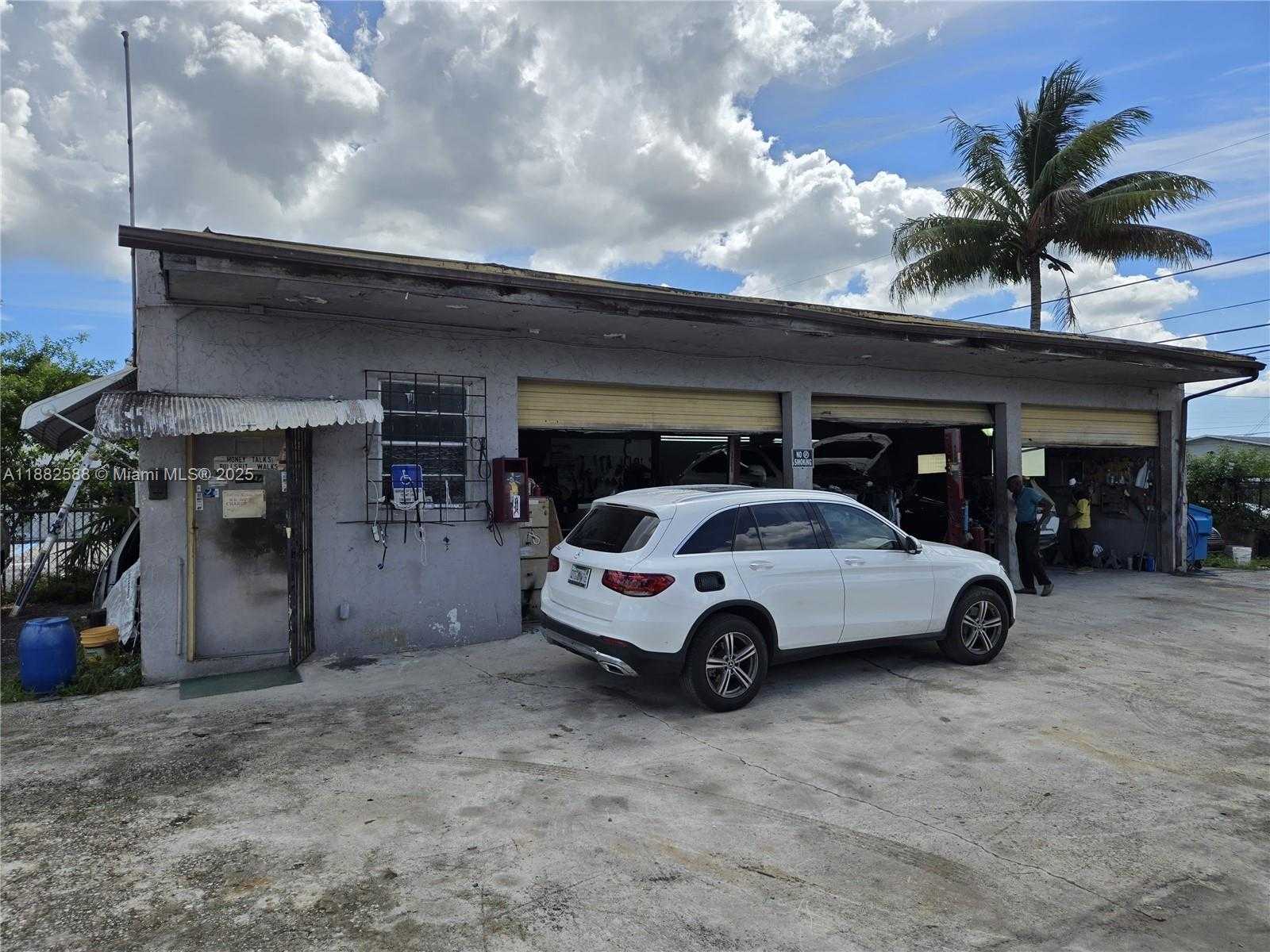 Small Image of 5314 PEMBROKE RD, West Park Number 3