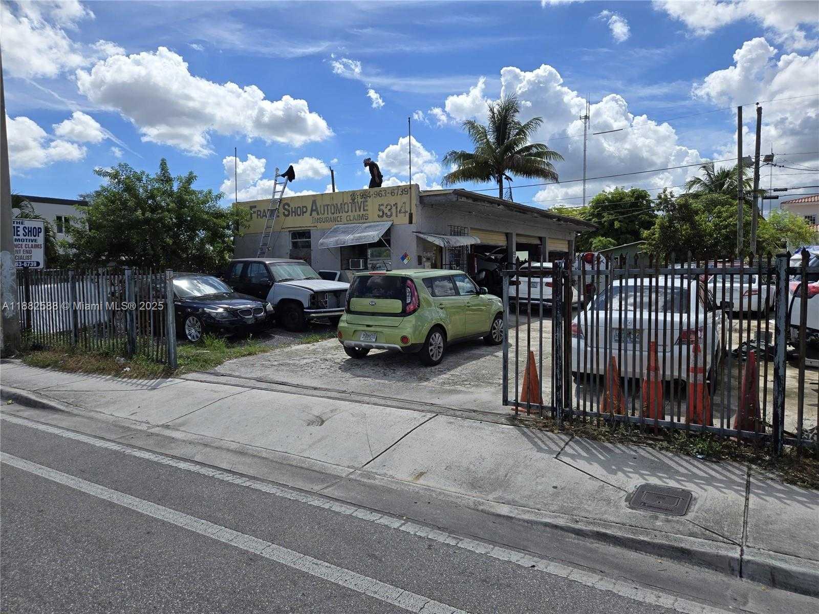 Small Image of 5314 PEMBROKE RD, West Park Number 7