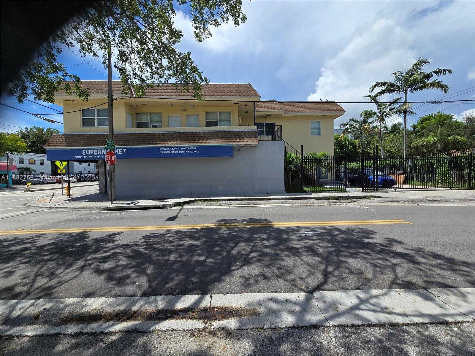 Small Image of 3380 PLAZA ST, Miami Number 3