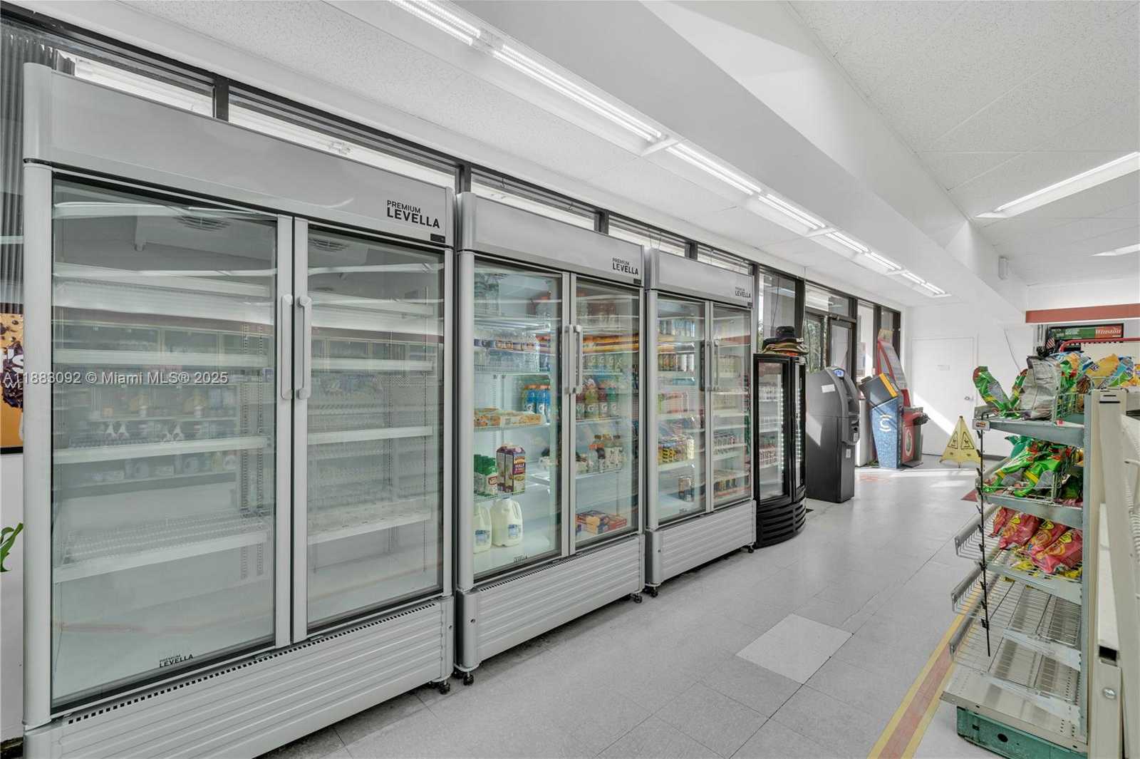 Small Image of 495 LUDLAM DR, Miami Springs Number 17