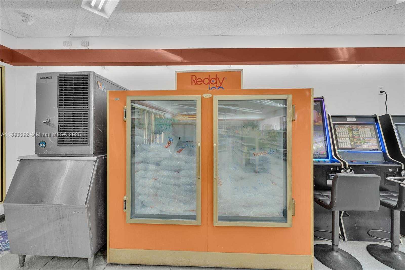 Small Image of 495 LUDLAM DR, Miami Springs Number 18
