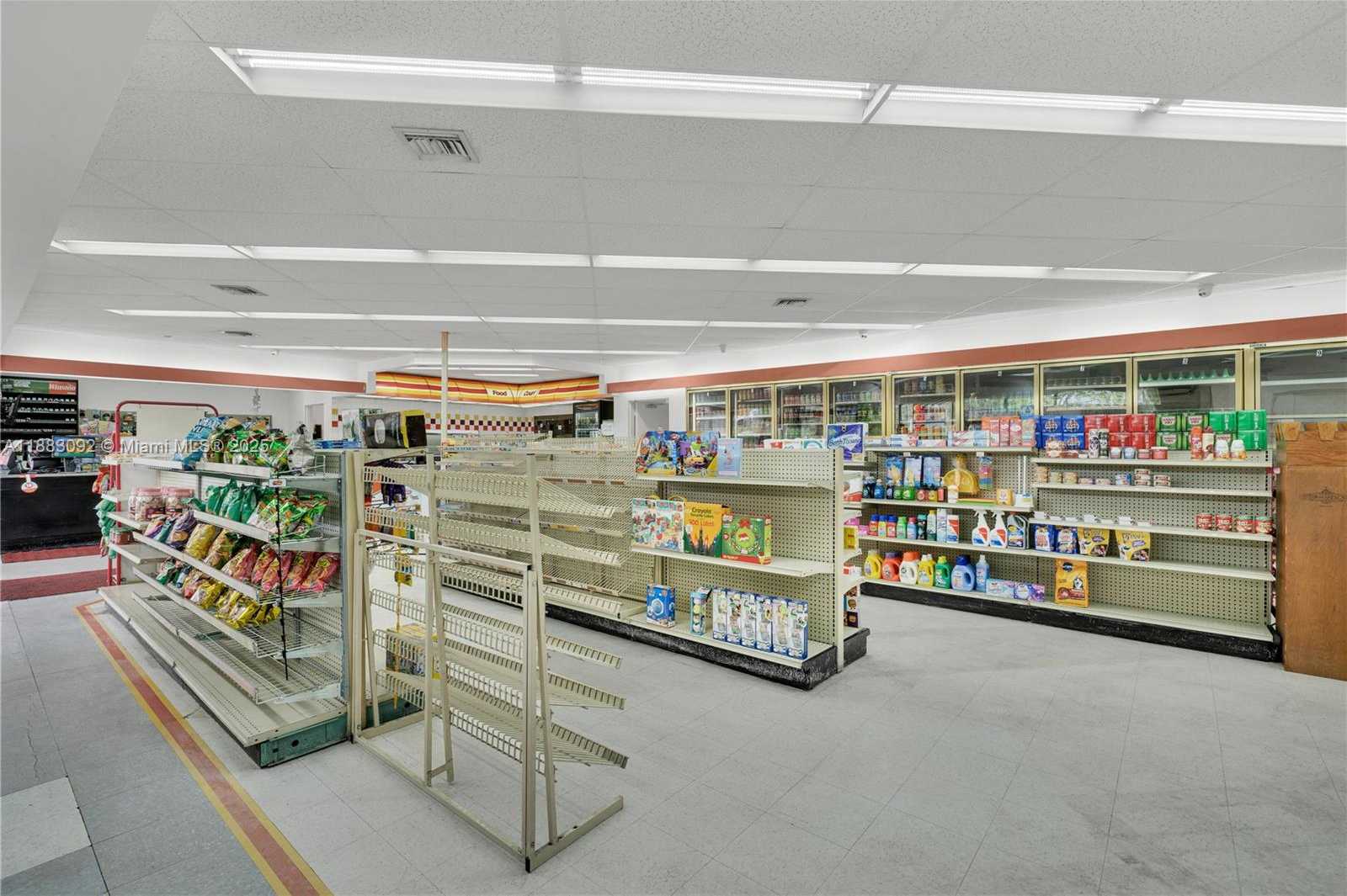 Small Image of 495 LUDLAM DR, Miami Springs Number 27