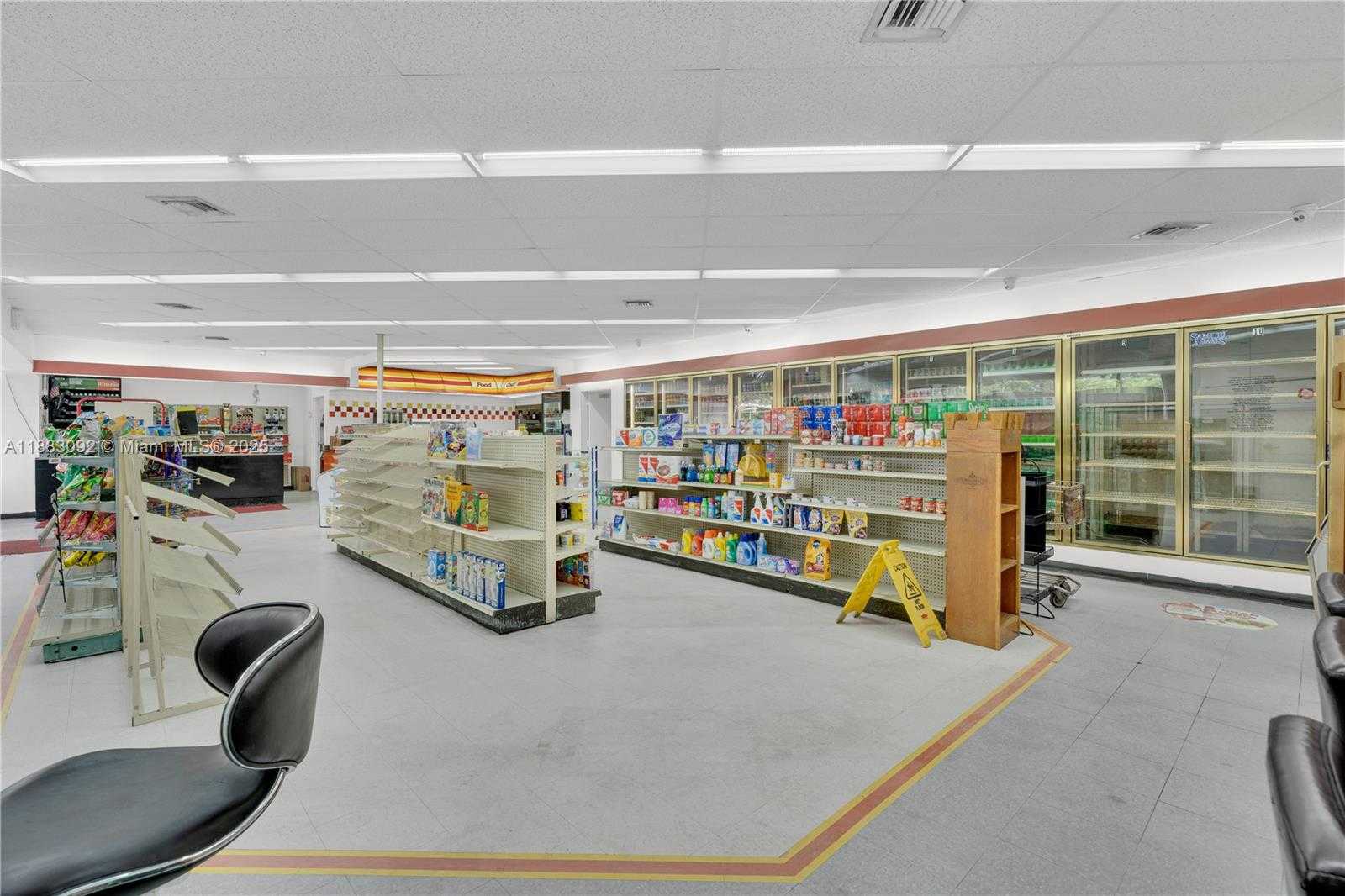 Small Image of 495 LUDLAM DR, Miami Springs Number 28
