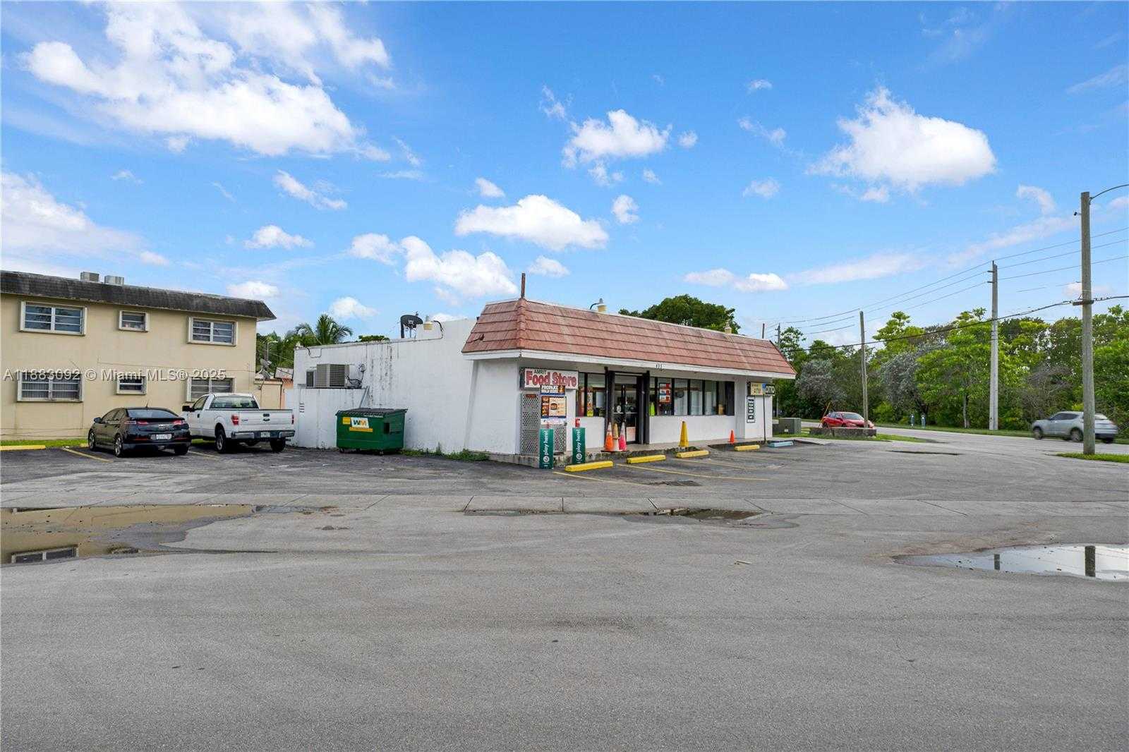Small Image of 495 LUDLAM DR, Miami Springs Number 4
