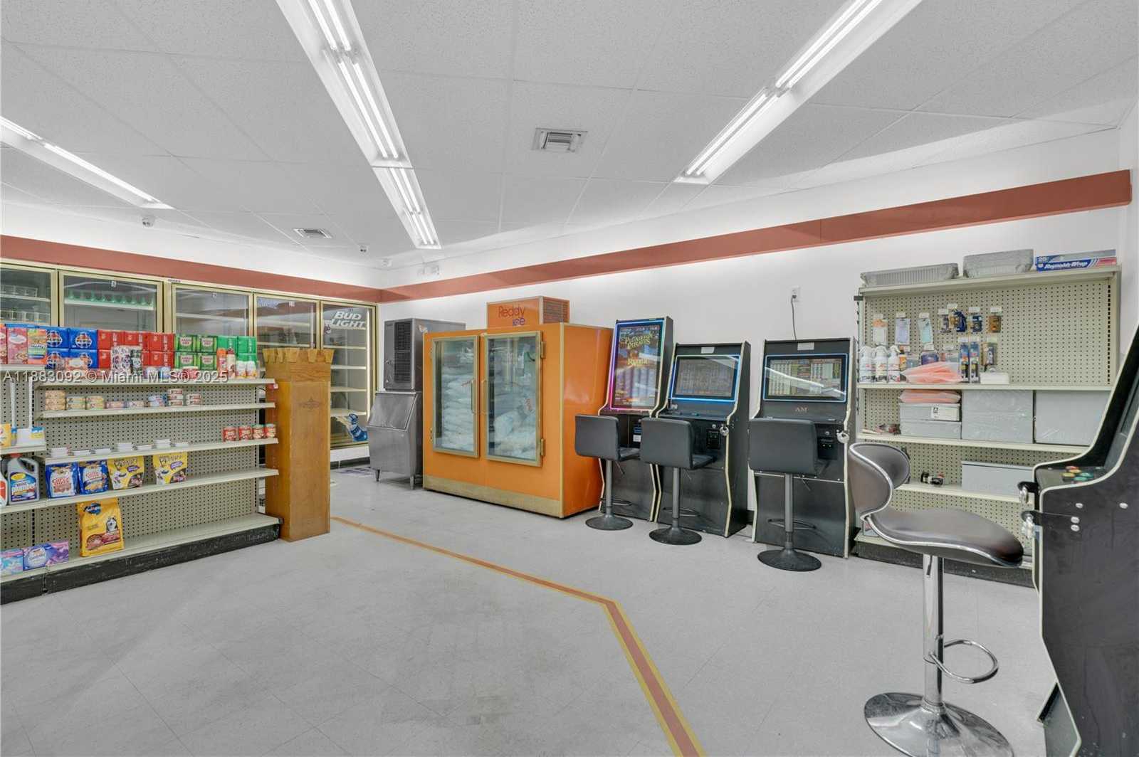 Small Image of 495 LUDLAM DR, Miami Springs Number 6