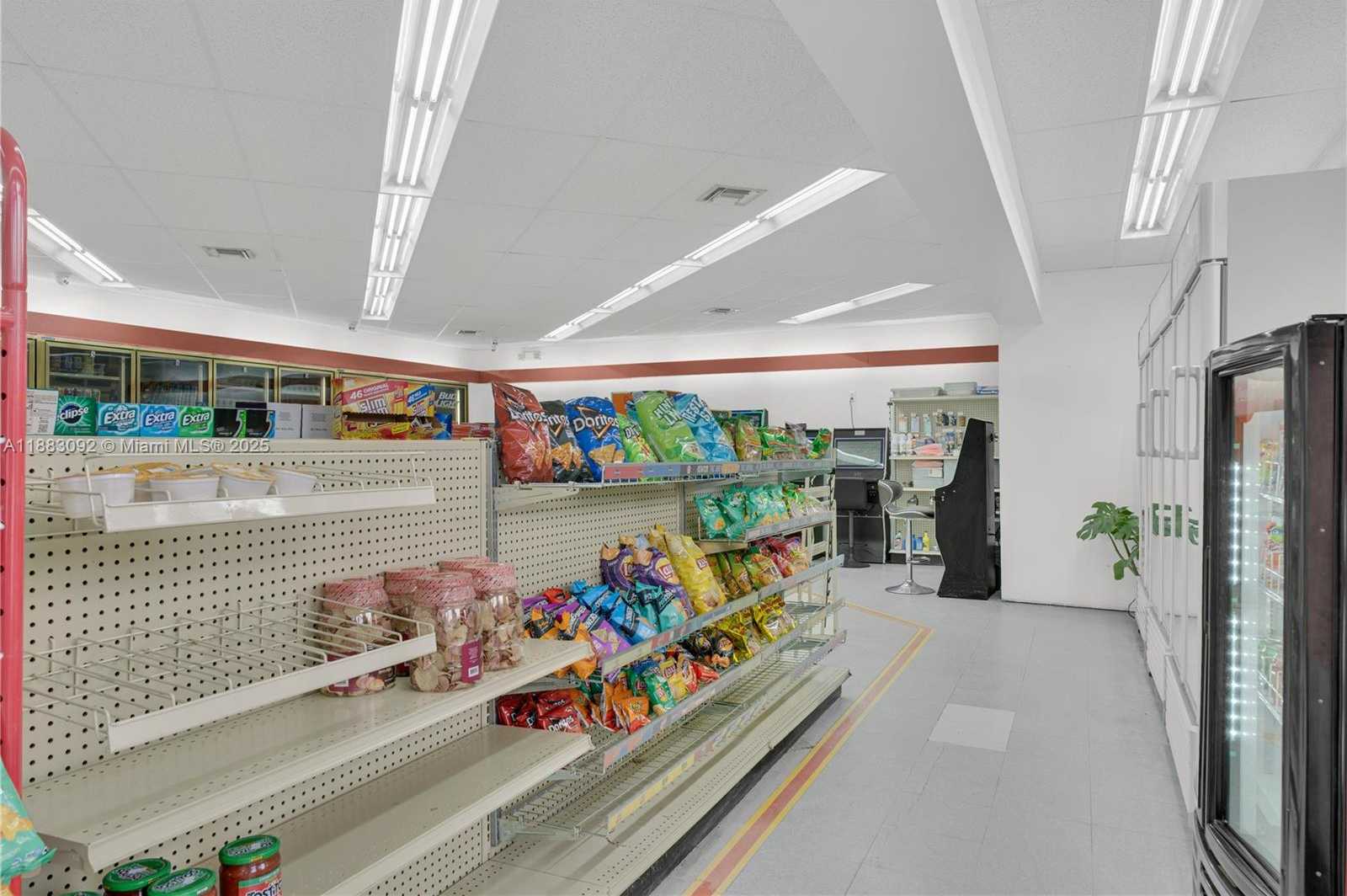Small Image of 495 LUDLAM DR, Miami Springs Number 7