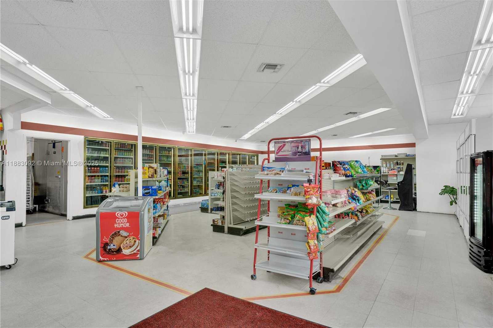 Small Image of 495 LUDLAM DR, Miami Springs Number 8