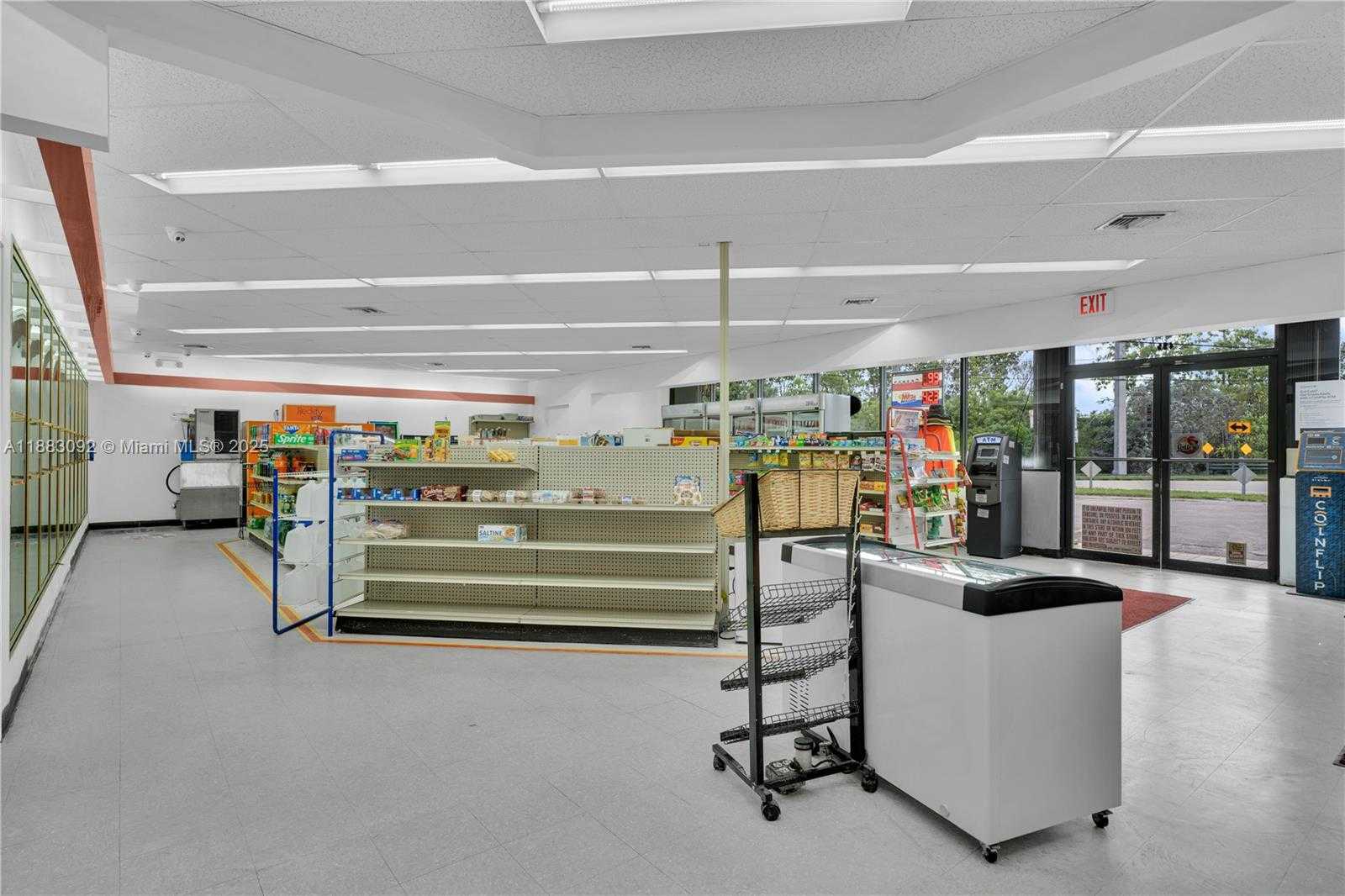 Small Image of 495 LUDLAM DR, Miami Springs Number 9