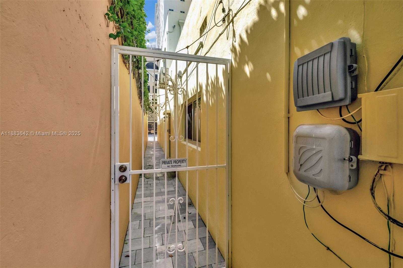Small Image of 335 ALCALZAR AVE, Coral Gables Number 16