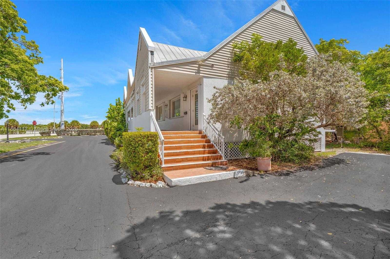 Small Image of Marathon Number 16