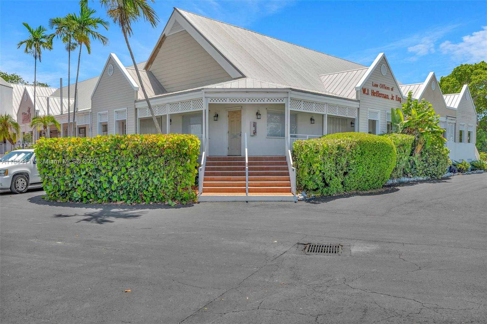 Small Image of Marathon Number 17