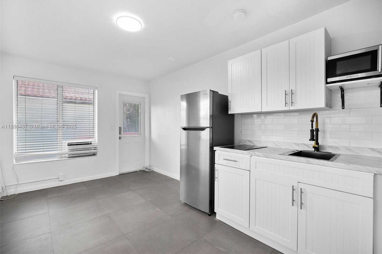 Small Image of 2822 PINE TREE DR, Miami Beach Number 11