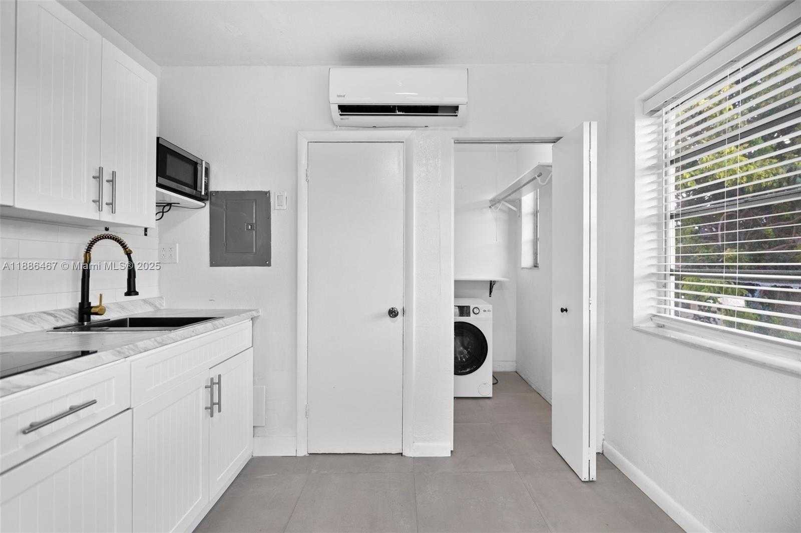 Small Image of 2822 PINE TREE DR, Miami Beach Number 13