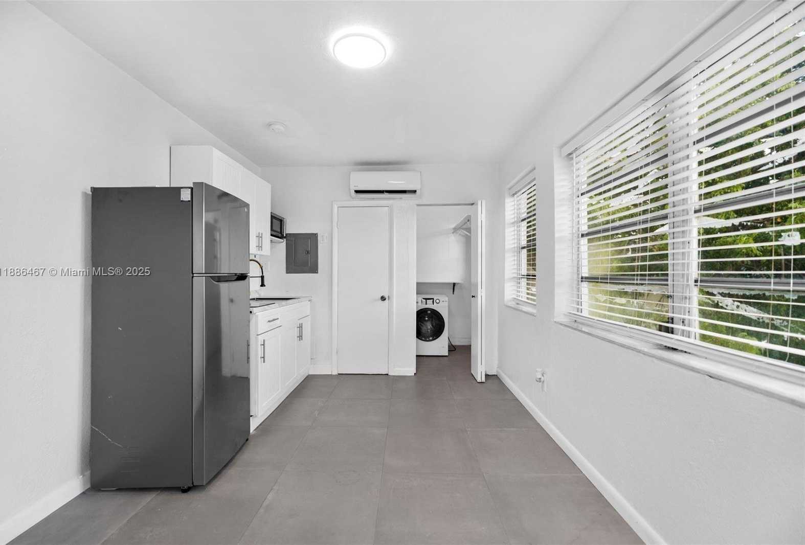 Small Image of 2822 PINE TREE DR, Miami Beach Number 14