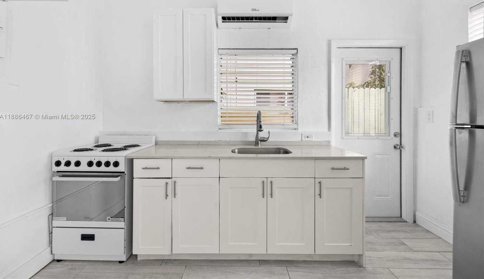 Small Image of 2822 PINE TREE DR, Miami Beach Number 15
