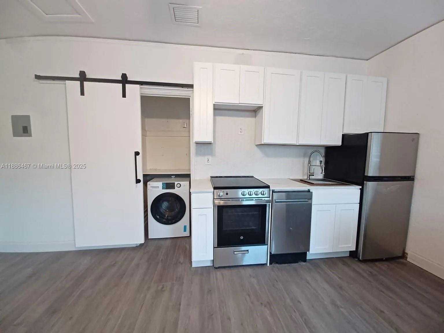 Small Image of 2822 PINE TREE DR, Miami Beach Number 16