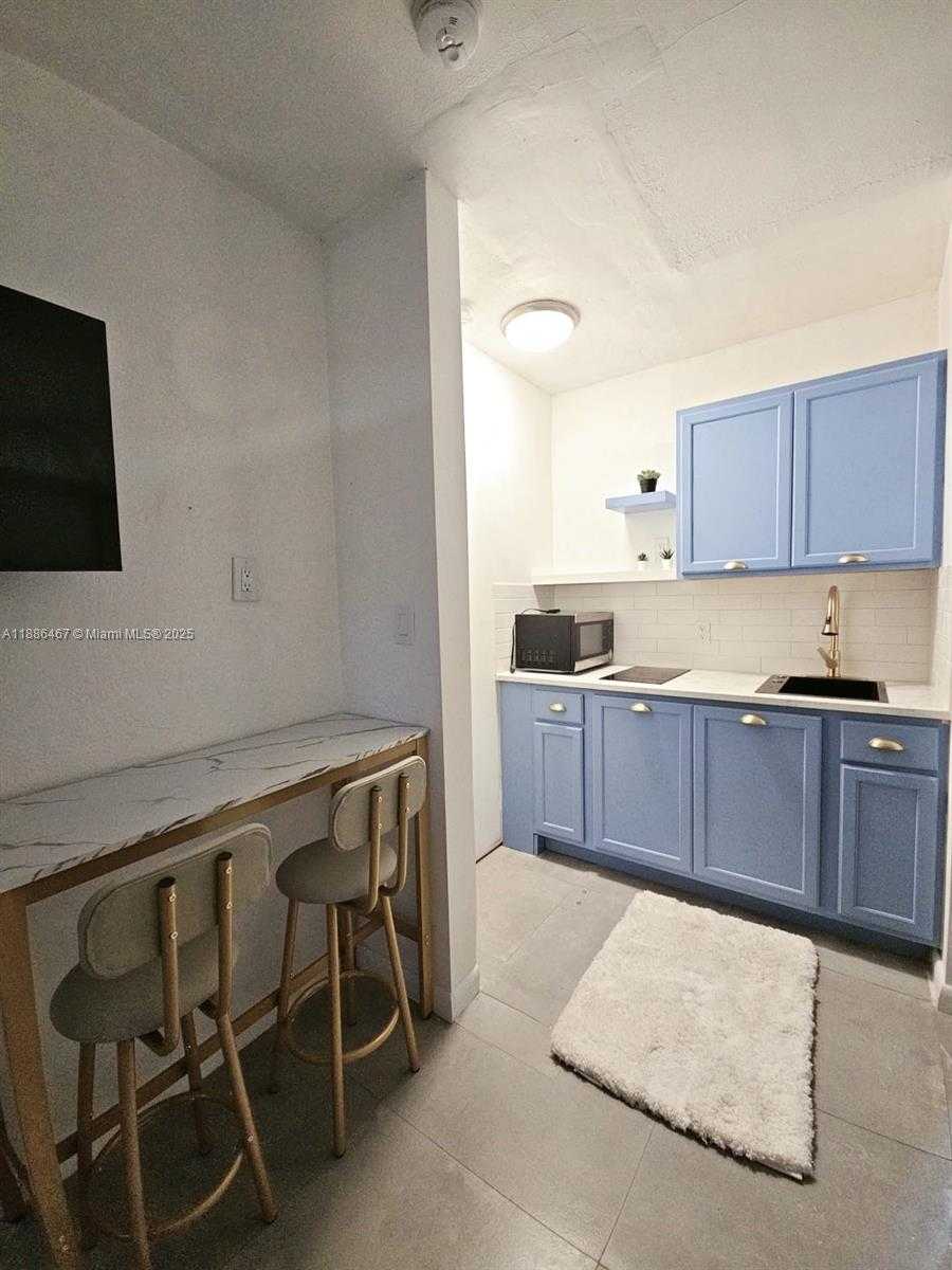 Small Image of 2822 PINE TREE DR, Miami Beach Number 17