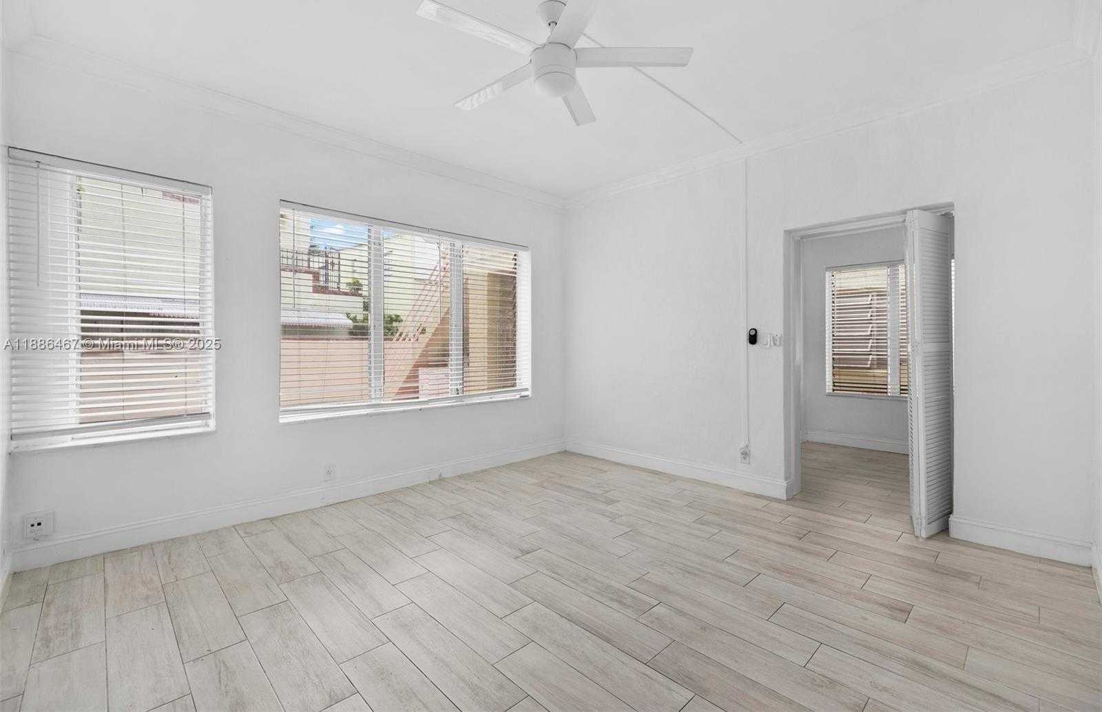 Small Image of 2822 PINE TREE DR, Miami Beach Number 21