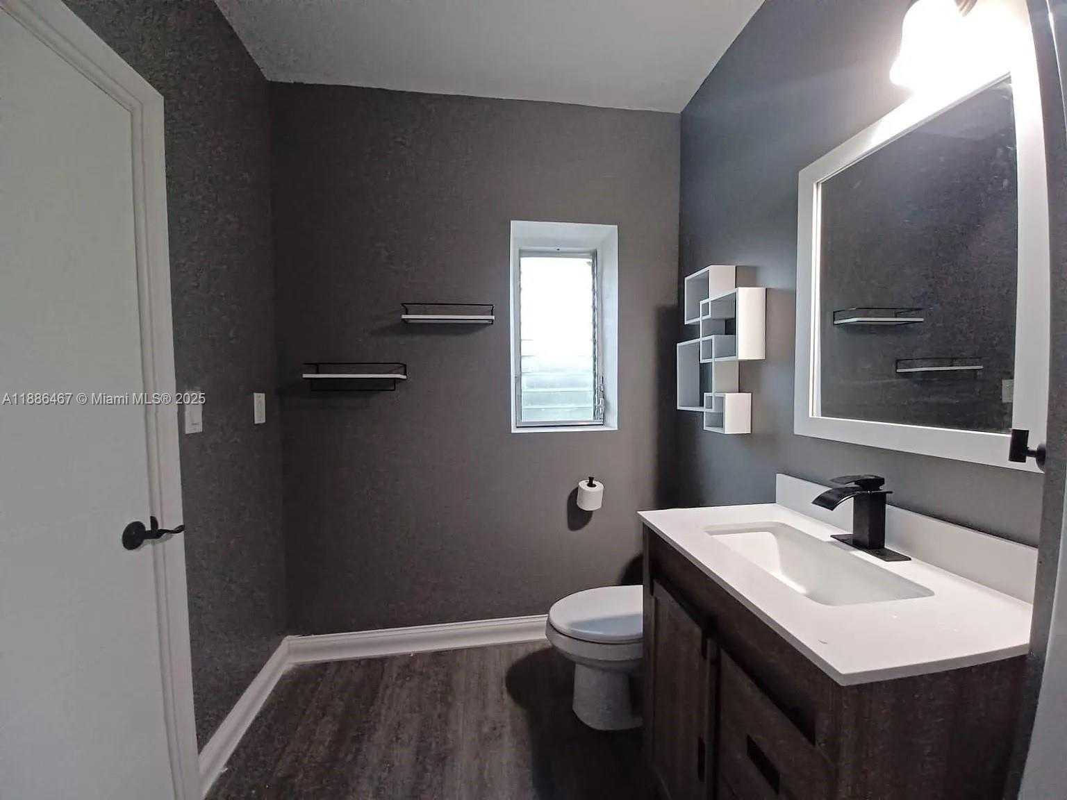 Small Image of 2822 PINE TREE DR, Miami Beach Number 22