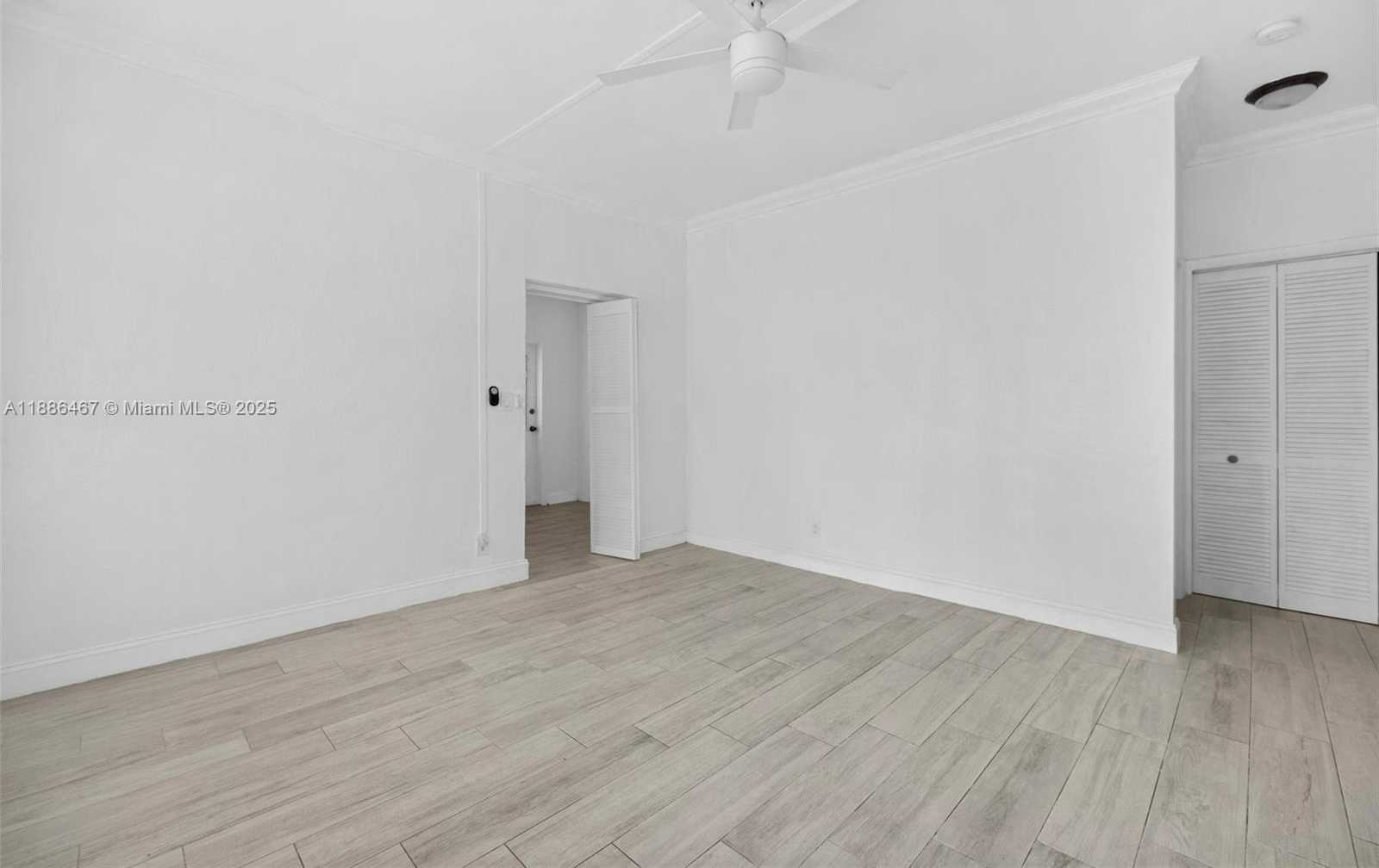 Small Image of 2822 PINE TREE DR, Miami Beach Number 9