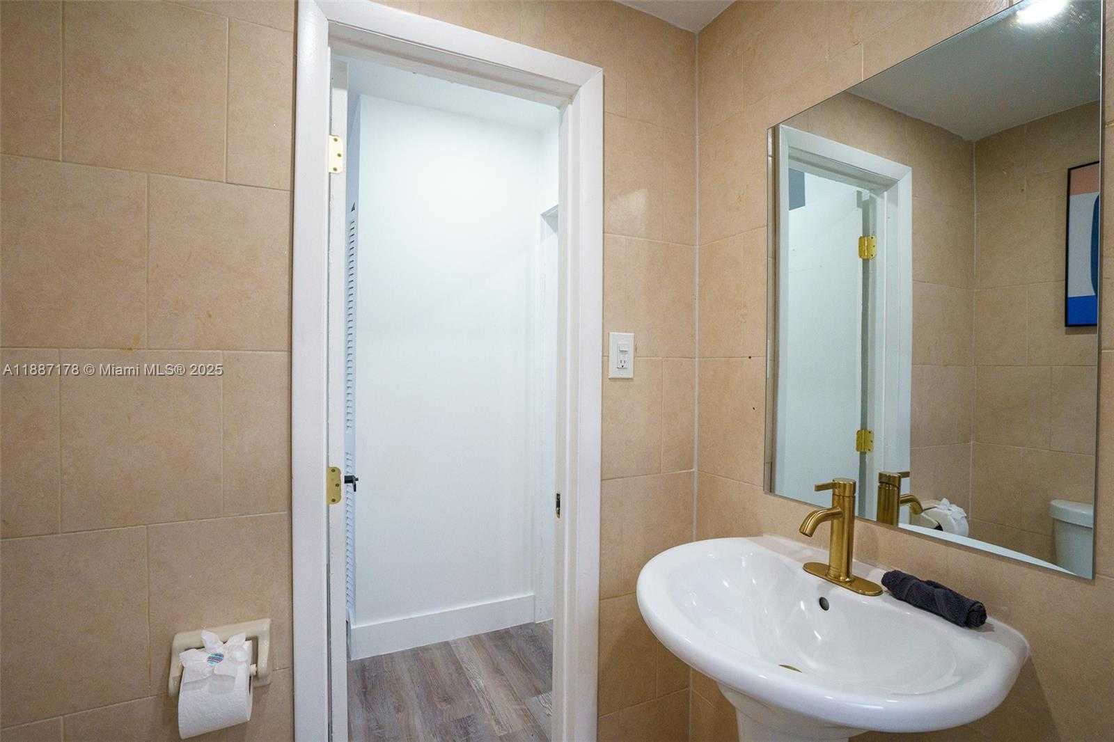 Small Image of 444 PONCE DE LEON BLVD, Coral Gables Number 23