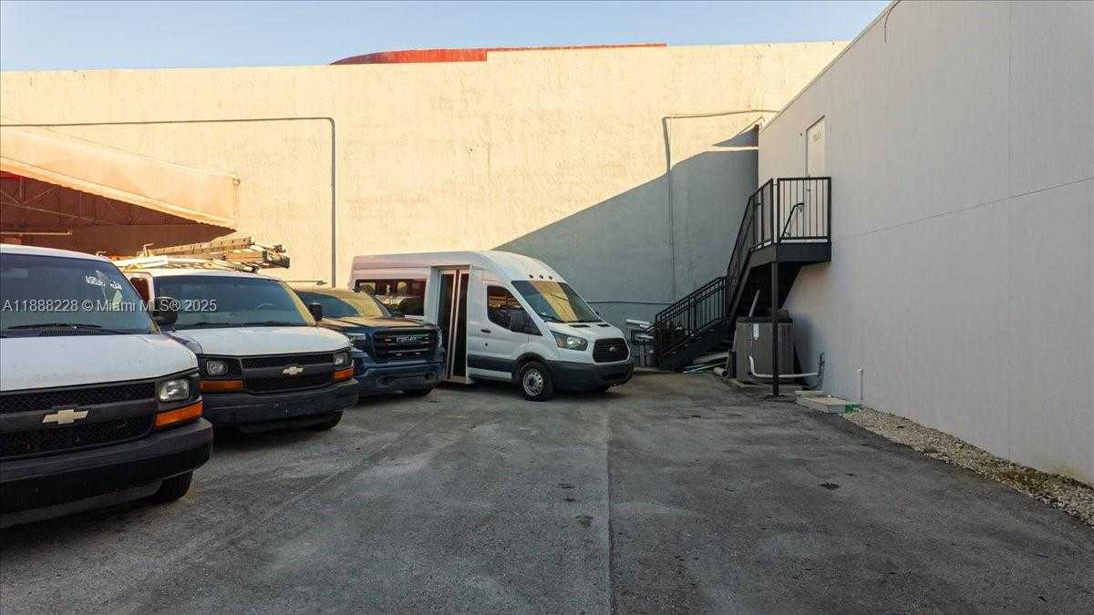 Small Image of 7021 SOUTH WEST 13TH TER, Miami Number 15