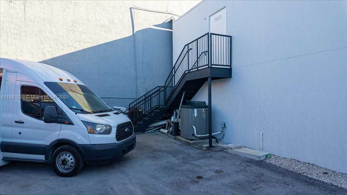 Small Image of 7021 SOUTH WEST 13TH TER, Miami Number 16
