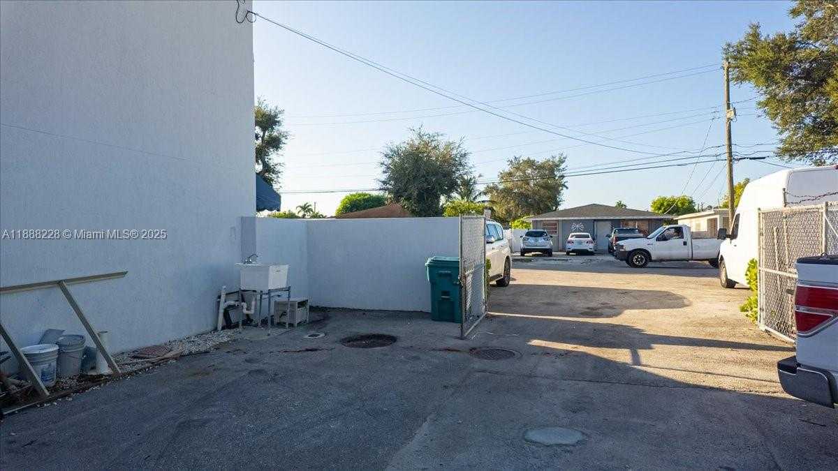 Small Image of 7021 SOUTH WEST 13TH TER, Miami Number 17