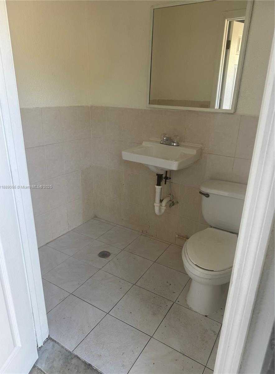 Small Image of 700 PALM AVE #704, Hialeah Number 10