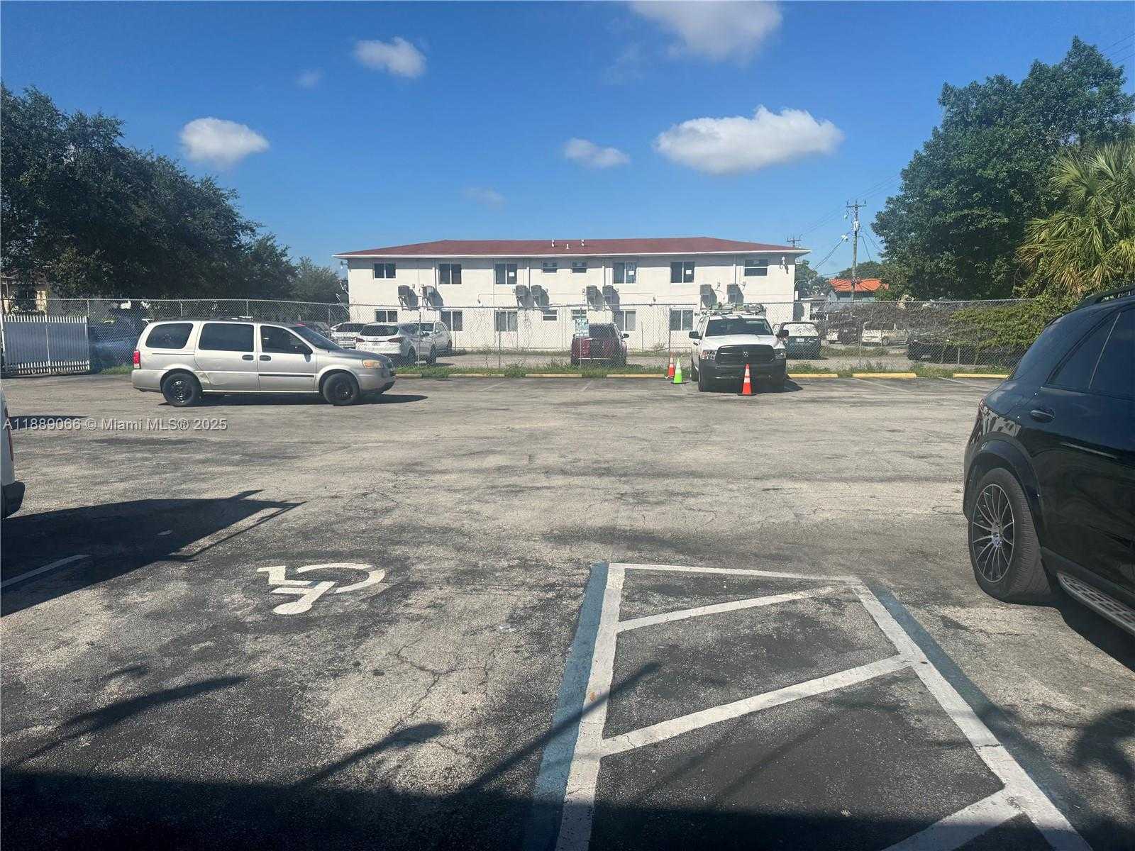 Small Image of 700 PALM AVE #704, Hialeah Number 12