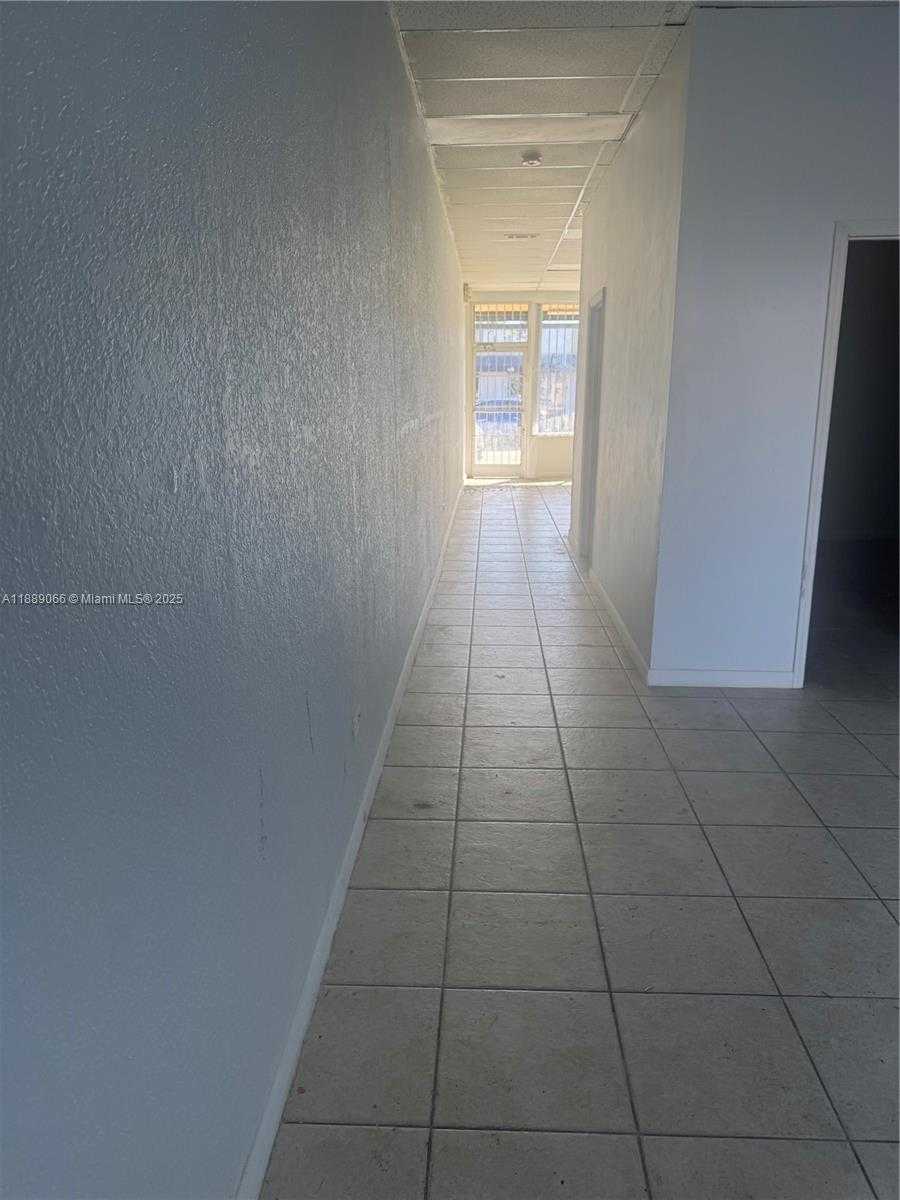 Small Image of 700 PALM AVE #704, Hialeah Number 4