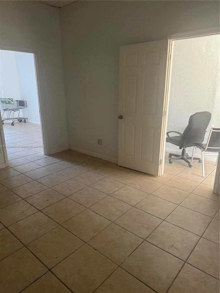 Small Image of 700 PALM AVE #704, Hialeah Number 8