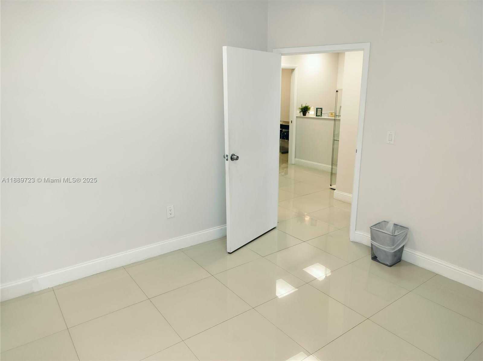 Small Image of 12550 BISCAYNE BLVD #605, North Miami Number 6